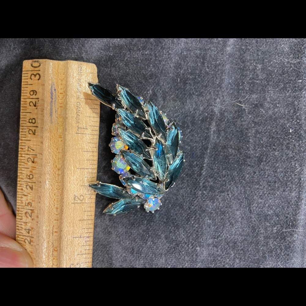 Sherman Style Crystal Brooch - Picture 5 of 6